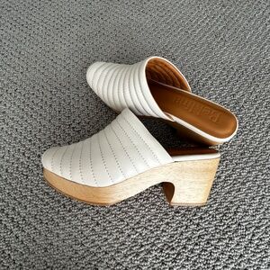 Beklina White Leather Ribbed clog